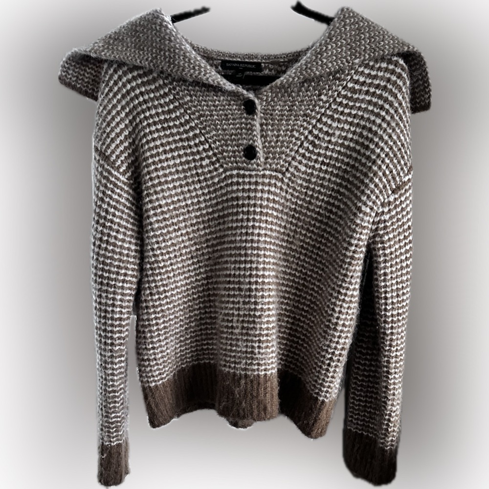 Banana Republic Sweater Beige Camel
Soft Fuzzy Wide Collar M